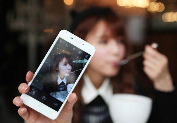 為啥<span  style='background-color:Yellow;'>拍照</span>比手機跑分更重要？